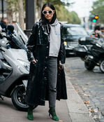 Ветровка и ботильоны на каблуке