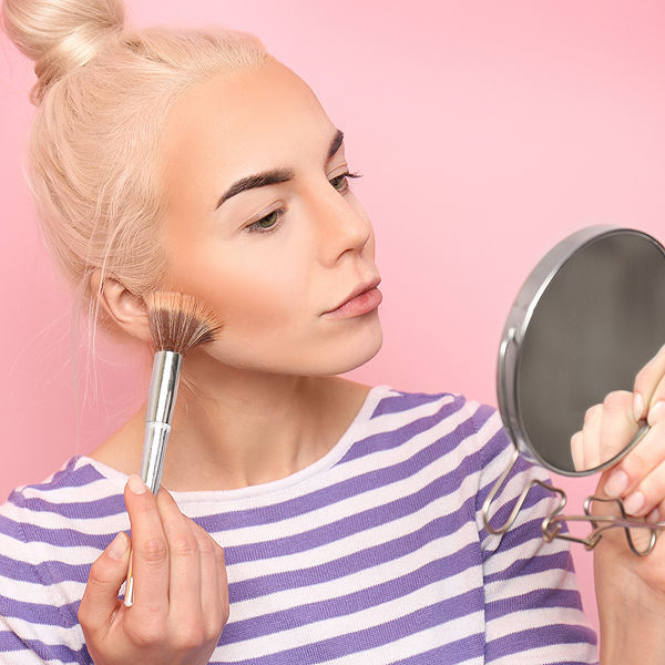Как выглядеть младше с помощью макияжа: простые уловки для женщин