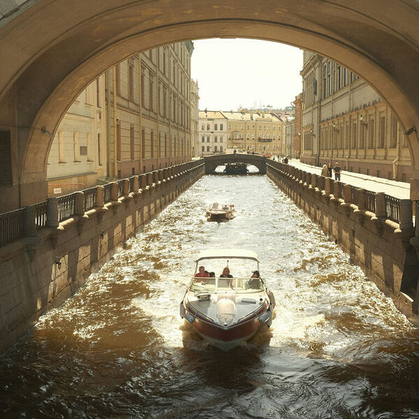 Лодки под мостом в Санкт-Петербурге