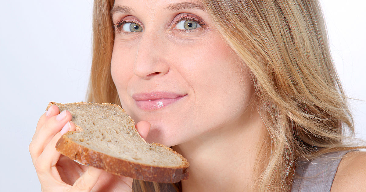 Картинки полины хлеб. Девушка ест хлеб. Девушка и черный хлеб. Черный хлеб для кожи лица женщин. Девушка ест хлеб в профиль.