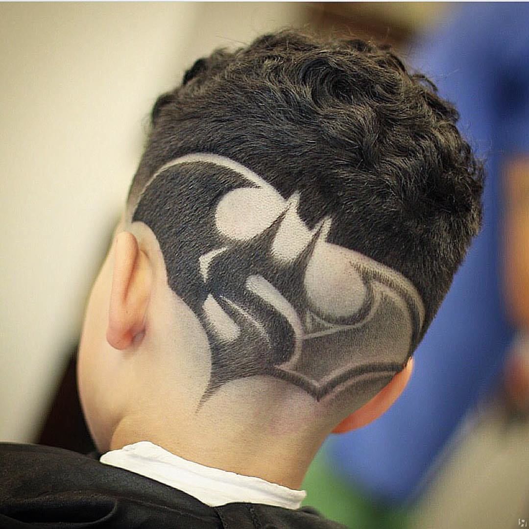 Затылок мальчика. Хаер тату 2020. Хаир тату на голове. Выстриги для мальчиков на голове Бэтмен. Хаер тату детские стрижка.