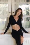 Лонгслив с подплечниками из вискозы черного цвета фото 1