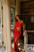 Платье на одно плечо и с вырезом красного цвета фото 1