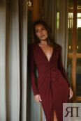 Платье с перекрутом и подплечниками цвета бордо фото 2
