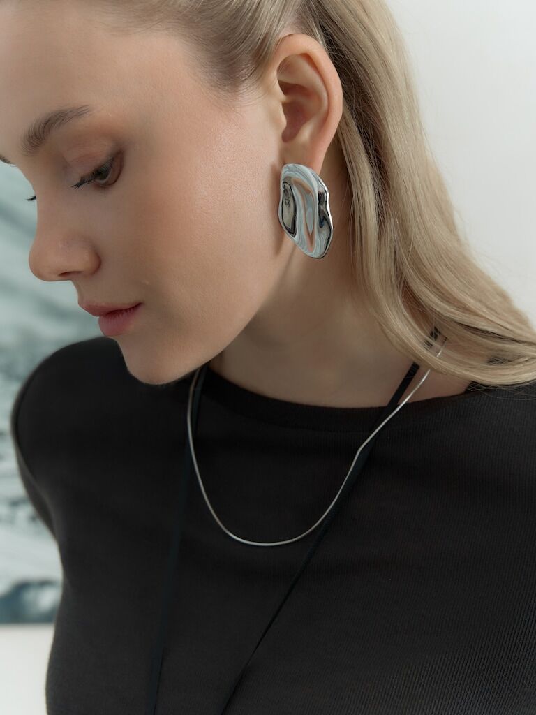 Серьги-пусеты из изогнутого металла Lichi